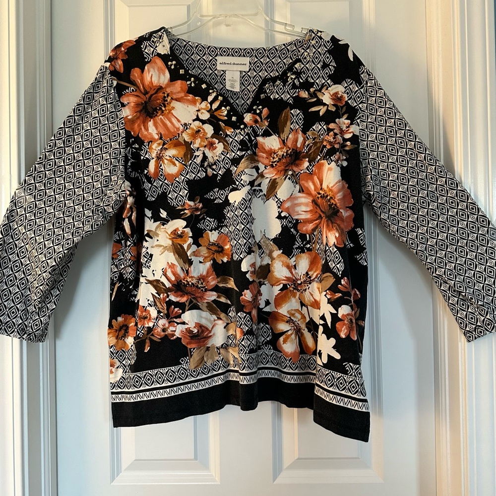 Alfred Dunner Size XL v-Neck Blouse with 3/4 sleeves.